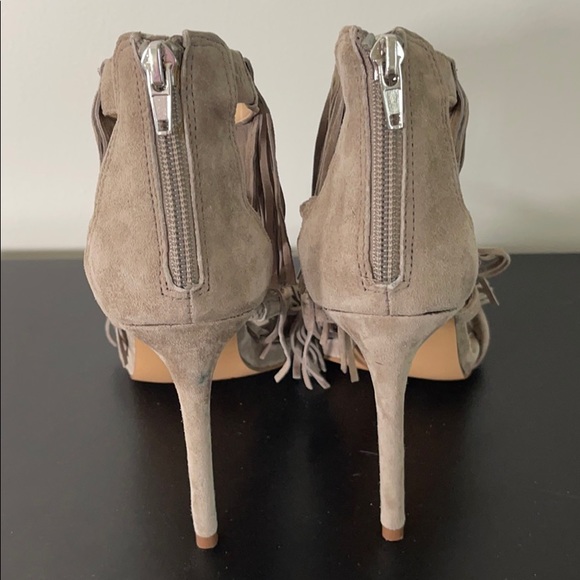 SOLD Steve Madden 3 tier fringe heel taupe sz 8 - Picture 7 of 9